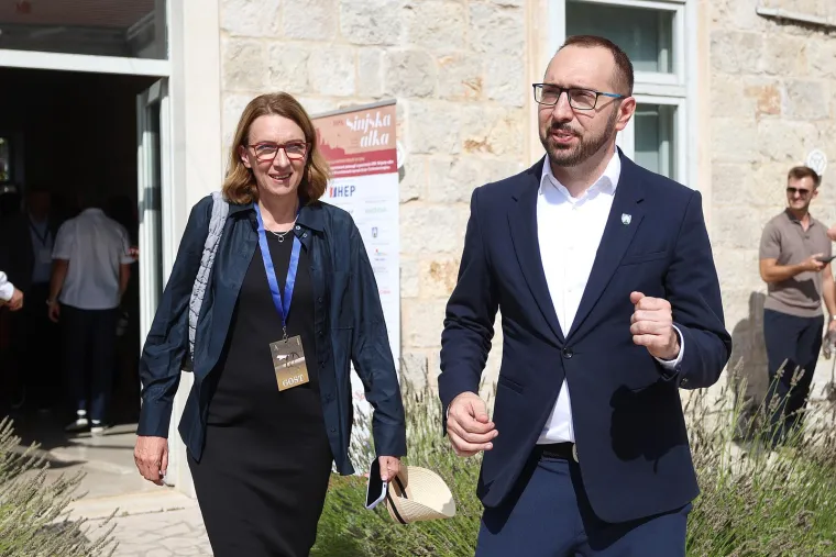 Turisti se fotkali s Buljom u Sinju. Stigli Milanović, Plenković i predsjednica Kosova