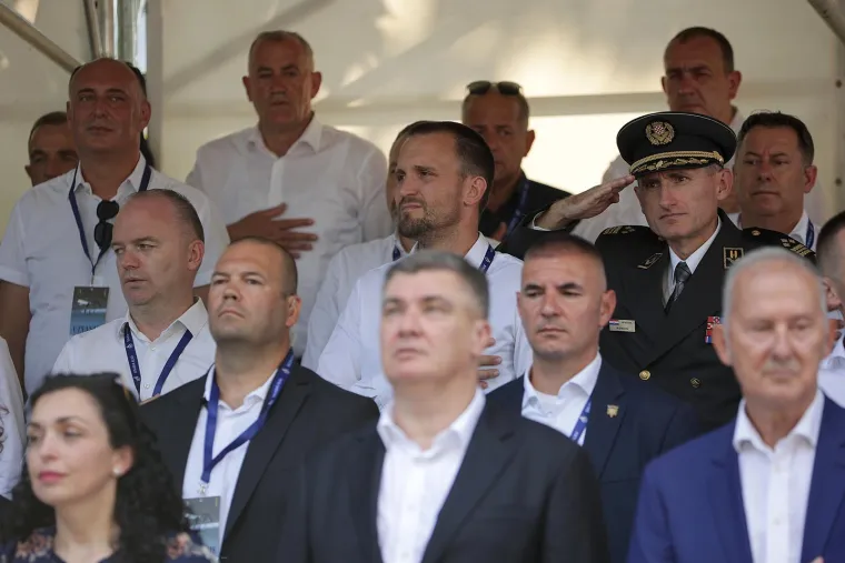 Turisti se fotkali s Buljom u Sinju. Stigli Milanović, Plenković i predsjednica Kosova