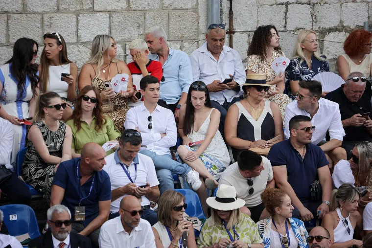 Turisti se fotkali s Buljom u Sinju. Stigli Milanović, Plenković i predsjednica Kosova