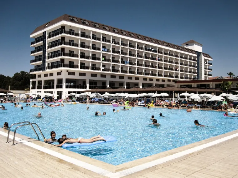Dok ste u hotelu, iskoristite priliku da isprobate i druge usluge koje nude. Mnogi hoteli nude restoranske usluge ili koktele uz bazen, što može biti savršen način da upotpunite svoj dan.