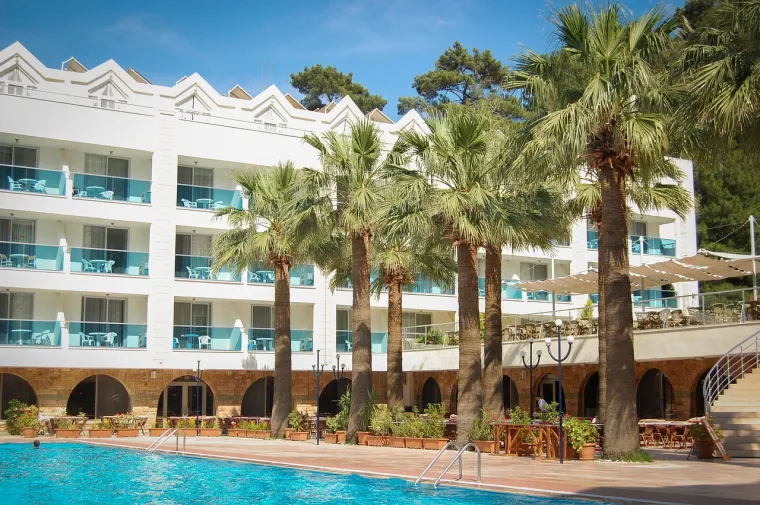 Ako odsjedate u hotelu koji nema vlastiti bazen, ali biste željeli provesti neko vrijeme uz bazen, možete zamoliti portira da vam preporuči njihov najdraži javni bazen u okolici.