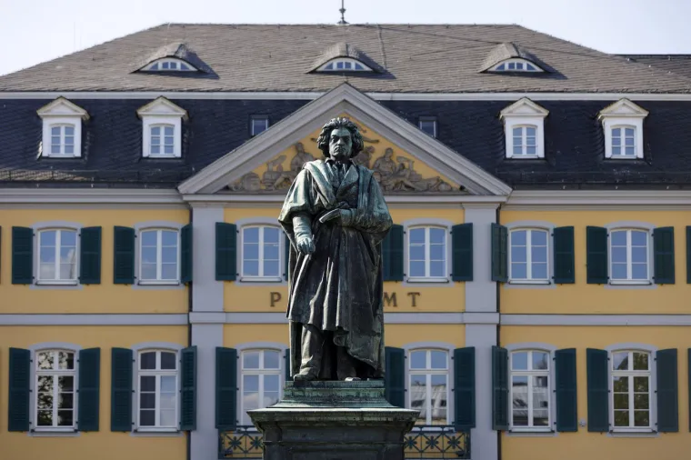 Beethoven je počeo gubiti sluh u kasnim 20-ima i bio je potpuno gluh u posljednjem desetljeću života. 