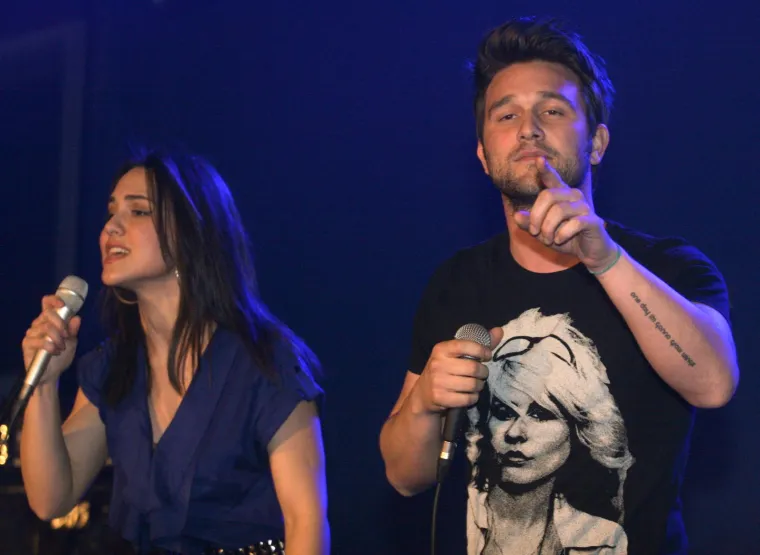 Luku i Lanu su dugo vremena poku&scaron;ali spojiti, ali pjevač i pjevačica uvijek su bili i ostali samo prijatelji.  Ono &scaron;to je poznato o Laninim ljubavnim odnosima jest srednjo&scaron;kolska veza s Ivanom Todorićem, sinom poduzetnika Ivice Todorića. Prekinuli su rekav&scaron;i da su premladi stupili u tako ozbiljnu vezu, te da nisu spremni za obvezati se jedno drugome. Lanu su povezivali i s PR stručnjakom Lovrom Krčarem te s manekenom Nikolom Zorotovićem.