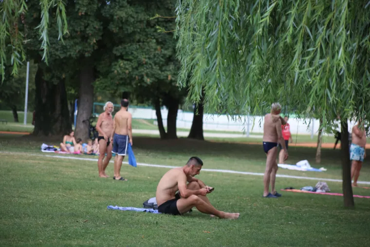 Karlovčani umjesto mora biraju rijeku: Evo kako se zabavljaju na poznatom kupalištu