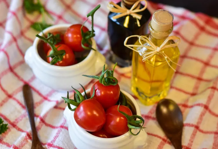 17. Začinite svoju salatu octom. Japanska studija pokazala je da su ispitanici koji su konzumirali jabučni ocat tijekom 12 tjedana izgubili na težini te da su se stanjili u struku.