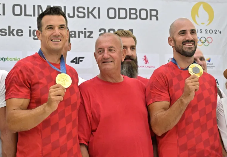 U Zračnoj luci organiziran svečani doček za braću Sinković, Martina, Benovića, Srbića i Marinića