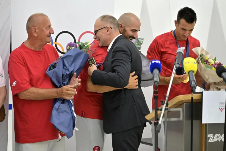 U Zračnoj luci organiziran svečani doček za braću Sinković, Martina, Benovića, Srbića i Marinića