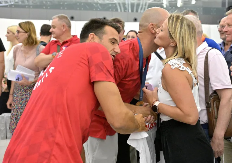 U Zračnoj luci organiziran svečani doček za braću Sinković, Martina, Benovića, Srbića i Marinića