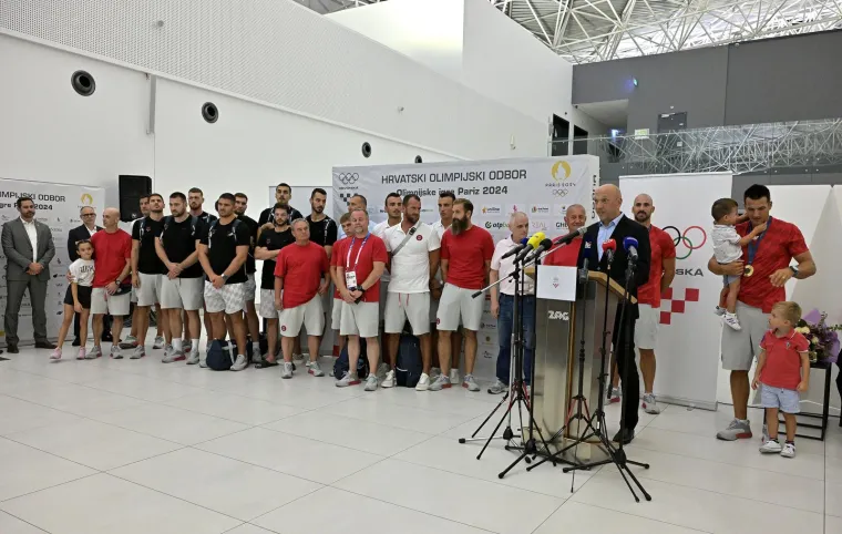 U Zračnoj luci organiziran svečani doček za braću Sinković, Martina, Benovića, Srbića i Marinića