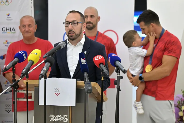U Zračnoj luci organiziran svečani doček za braću Sinković, Martina, Benovića, Srbića i Marinića