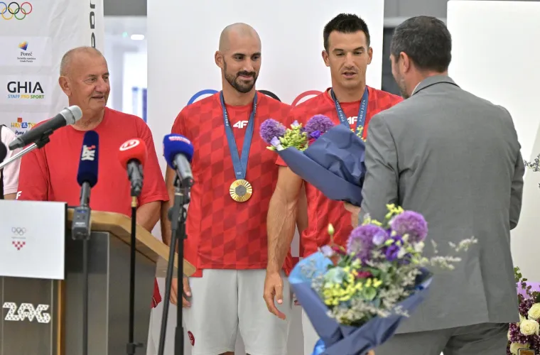 U Zračnoj luci organiziran svečani doček za braću Sinković, Martina, Benovića, Srbića i Marinića