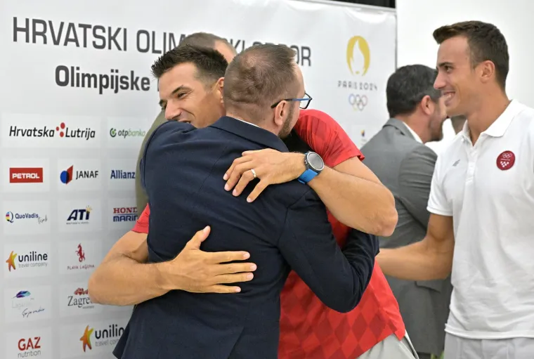 U Zračnoj luci organiziran svečani doček za braću Sinković, Martina, Benovića, Srbića i Marinića