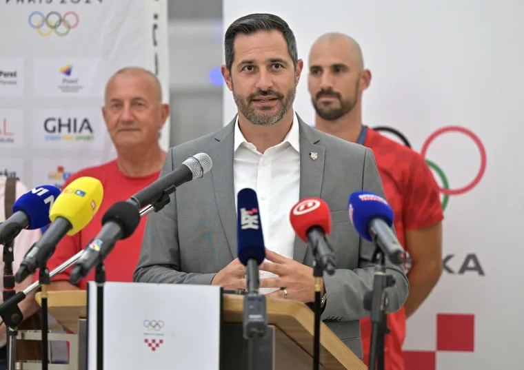 U Zračnoj luci organiziran svečani doček za braću Sinković, Martina, Benovića, Srbića i Marinića