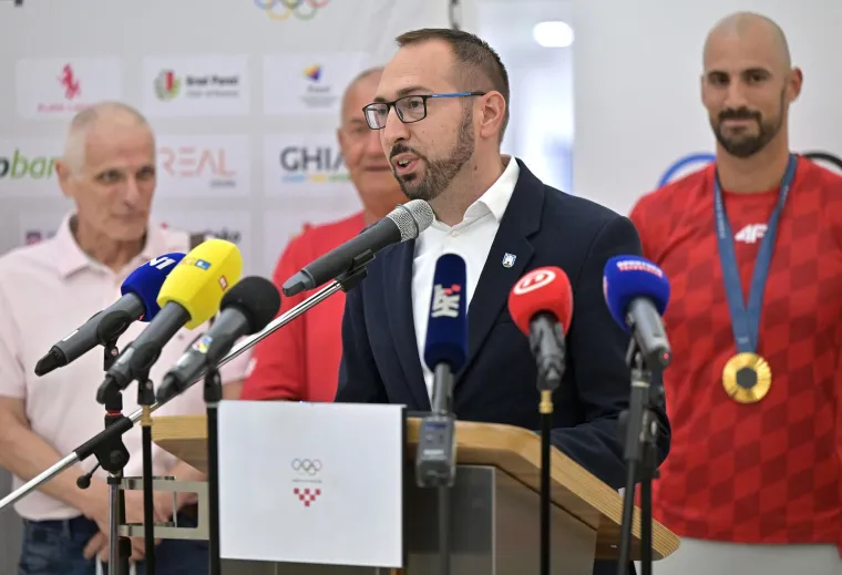 U Zračnoj luci organiziran svečani doček za braću Sinković, Martina, Benovića, Srbića i Marinića