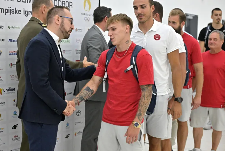 U Zračnoj luci organiziran svečani doček za braću Sinković, Martina, Benovića, Srbića i Marinića