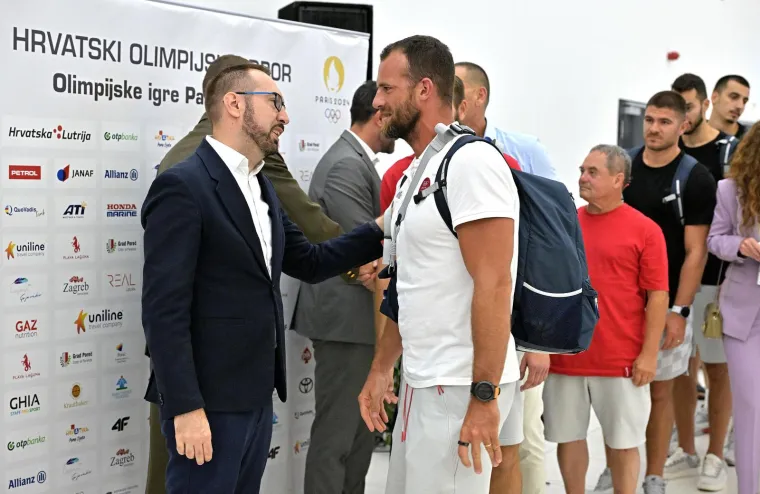 U Zračnoj luci organiziran svečani doček za braću Sinković, Martina, Benovića, Srbića i Marinića