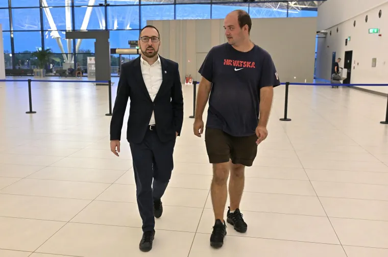 U Zračnoj luci organiziran svečani doček za braću Sinković, Martina, Benovića, Srbića i Marinića