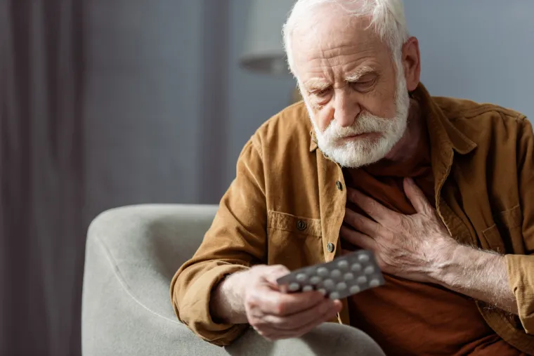Trebali biste odmah potražiti pomoć ako mislite da prolazite kroz hitnu hipertenziju. Subarahnoidno krvarenje je neuobičajena vrsta moždanog udara uzrokovana krvarenjem na površini mozga.