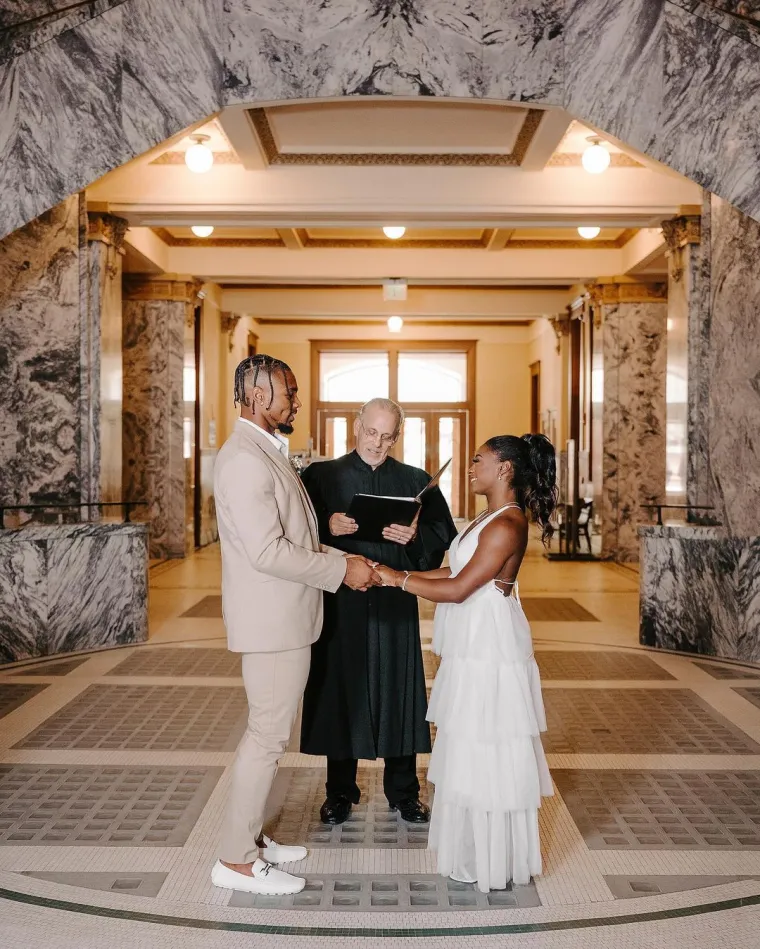 Simone Biles i njezin suprug tijekom ceremonije za vjenčanje