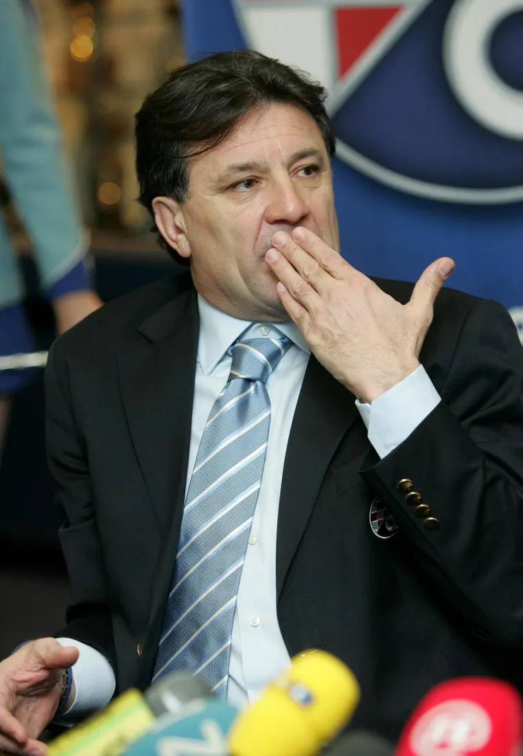 Malo tko zna da je prije nje bio oženjen za misterioznu Nadu. Njegova prva supruga uspjela se toliko dobro sakriti od javnosti da je te&scaron;ko čak pronaći i neku njenu fotografiju, a sa Zdravkom i njegovom novom obitelji navodno je u dobrim odnosima. S njom je dobio i sina Marija. S devet godina starijom Nadom vjenčao se vrlo mlad, kad mu je bila samo 21 godina.