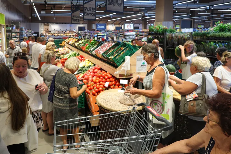 PLODINE STIGLE U PRIVLAKU