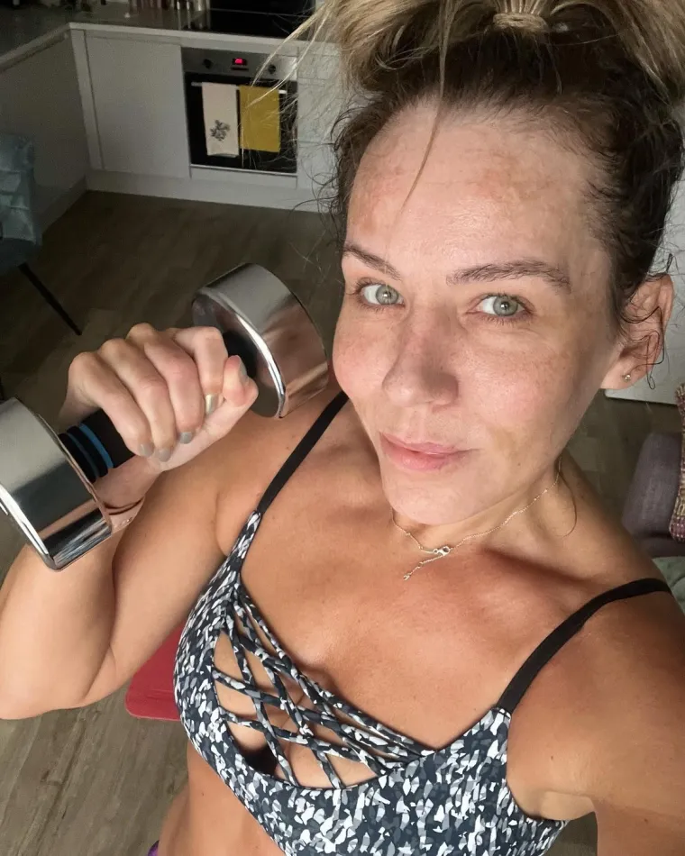 Voće i povrće bogati su izvori vitamina A, C, E i K te minerala poput kalija, magnezija i kalcija. Također su dobar izvor dijetalnih vlakana i posjeduju antioksidativna svojstva. Nemoguće je dobiti sve te hranjive tvari iz jednog voća ili povrća, stoga je u prehranu potrebno uključiti raznovrsno voće i povrće.