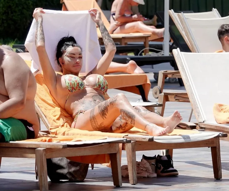 Britanska reality zvijezda Katie Price &scaron;okirala nakon operacije lica