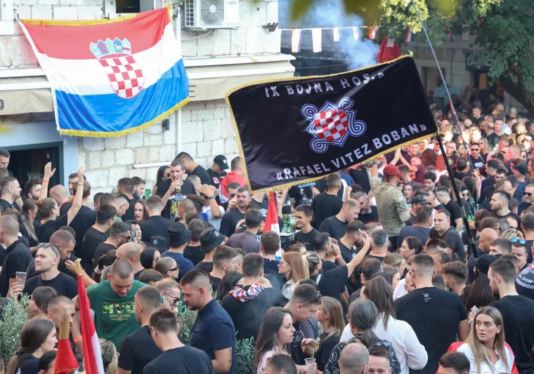 Atmosfera prije Thompsonovog velikog koncerta: U Imotskom se okupio velik broj ljudi