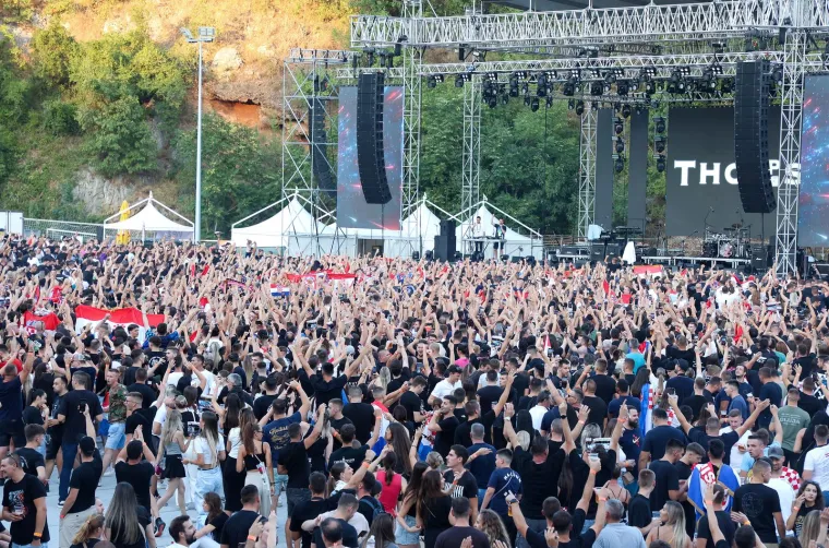 Atmosfera prije Thompsonovog velikog koncerta: U Imotskom se okupio velik broj ljudi