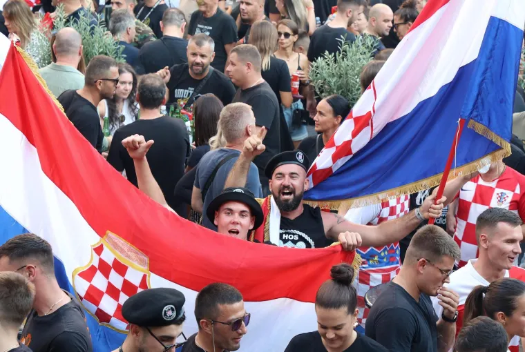 Atmosfera prije Thompsonovog velikog koncerta: U Imotskom se okupio velik broj ljudi