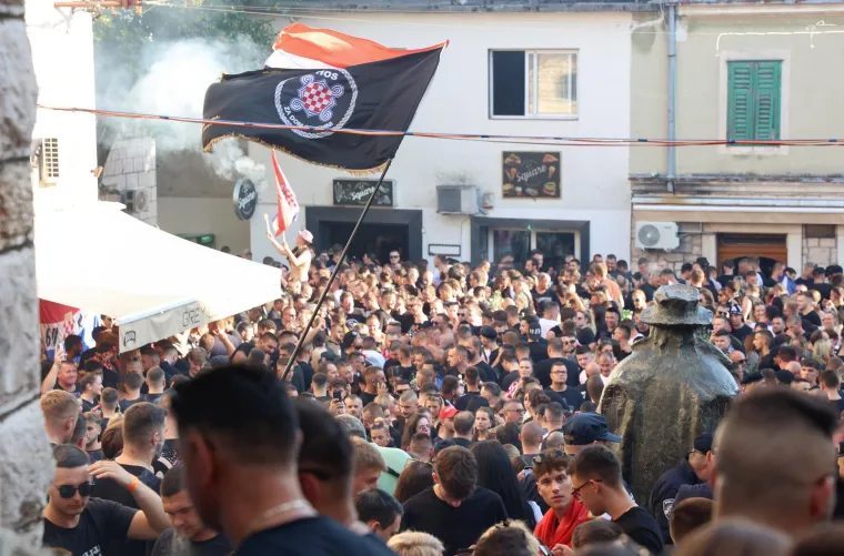 Atmosfera prije Thompsonovog velikog koncerta: U Imotskom se okupio velik broj ljudi