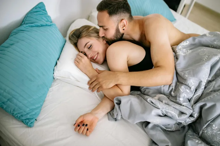 Djeluje tako da podiže razine tih hormona u mozgu i sadrži aktivni sastojak bupropion. Jedan pacijent koji je uzimao bupropion, rekao je na Redditu da mu je lijek podigao libido do 11. &quot;Bio sam napaljen cijelo vrijeme do te mjere da sam jedva mogao hodati hodnikom, a da ne eksplodiram. Donio sam dosta riskantnih odluka&quot;, ispričao je.