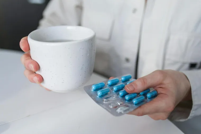 5. Pramipeksol - Mirapex: Uobičajeni lijek koji se koristi za liječenje sindroma nemirnih nogu (RLS) - stanja koje uzrokuje gotovo neodoljivu potrebu za pomicanjem nogu, i Parkinsonove bolesti. Pramipeksol aktivira dopamin u mozgu.