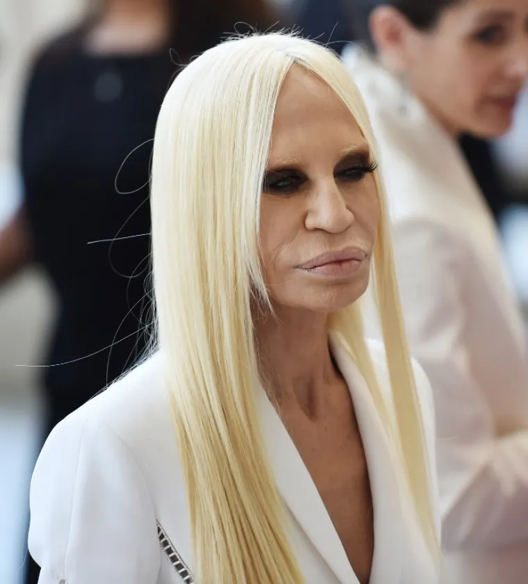 Nedavno je svijetom mode odjeknula vijest da se Donatella Versace, nakon gotovo tri desetljeća, povlači s pozicije glavne kreativne direktorice brenda Versace. Ova značajna promjena u vodstvu talijanske modne kuće označava kraj jedne ere, ali i početak novog poglavlja, kako za Donatellu, tako i za sam Versace. Njezina nova uloga bit će - glavna ambasadorica brenda.