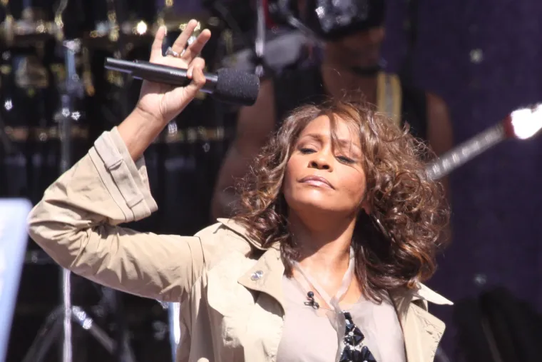 Whitney Houston svojim talentom osvojila je srca milijuna ljudi, a preminula zbog ovisnosti o drogi