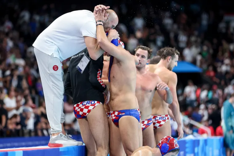 Kakve scene u Parizu nakon &scaron;to je Hrvatska zakazala treće veliko finale ove godine