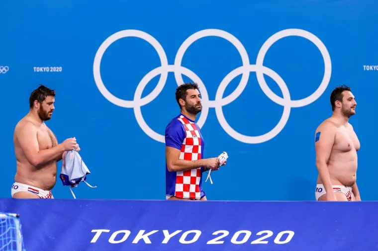 Vrlić je visok 198 centimetara i težak 135 kilograma, a njegovim je obožavateljicama bio posebno zanimljiv kolaž Vrlićevih fotki izvan bazena koji je na društvenoj mreži X (bivši Twitter) ubrzo postao viralan. Bucmasti obrazi, razbarušena kosa i trbuščić. Neodoljiv je kao medo, a upravo je zato privukao pažnju brojnih žena. 
