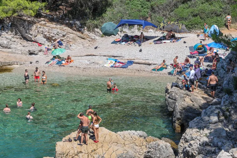 Paklene vrućine i idilični prizori s plaža: Vikend stvoren za brčkanje i odmor
