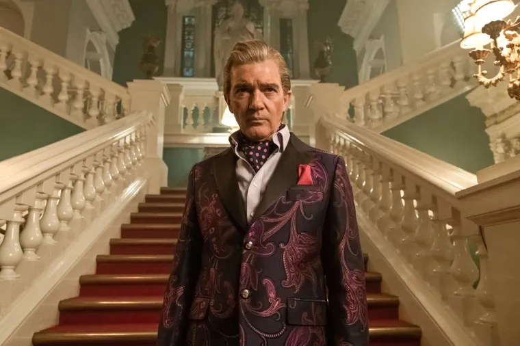 Atraktivni Španjolac trenutno je u vezi s dvadeset godina mlađom Nicole Kimpel, a kako su istaknuli za strane medije, sretni su zajedno i nikamo im se ne žuri.