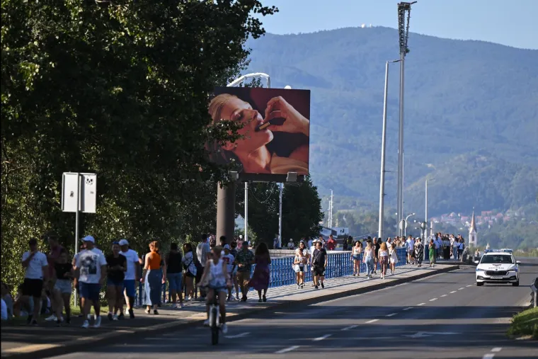 Mlade, lijepe i vesele idu na koncert Eda Sheerana. Pogledajte atmosferu prije koncerta godine u Zagrebu