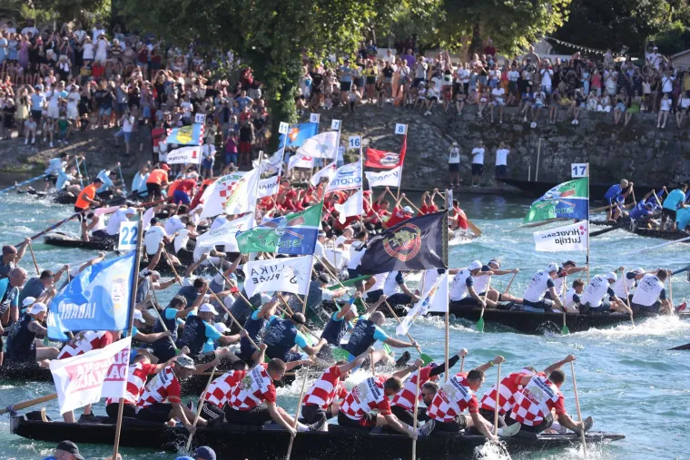 Veseli i raspoloženi, lijepo im u dolini Neretve: Političari se sjatili na Maraton lađa. Evo tko je sve do&scaron;ao