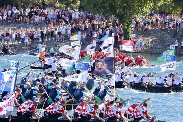 Veseli i raspoloženi, lijepo im u dolini Neretve: Političari se sjatili na Maraton lađa. Evo tko je sve do&scaron;ao