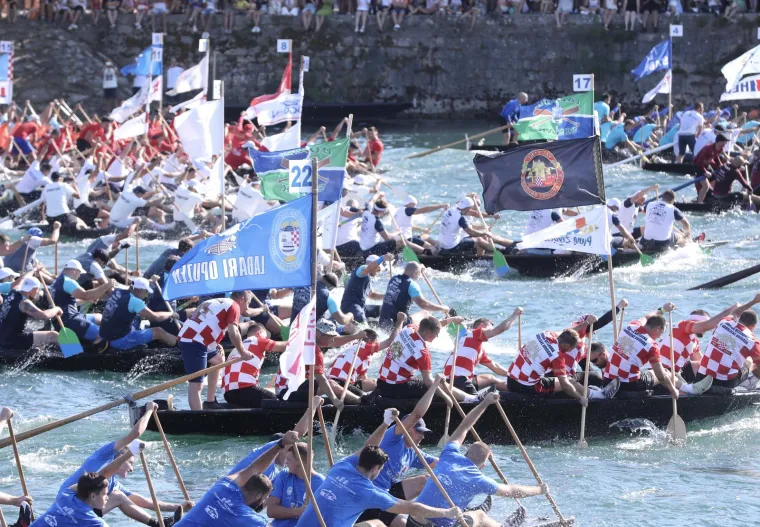 Veseli i raspoloženi, lijepo im u dolini Neretve: Političari se sjatili na Maraton lađa. Evo tko je sve do&scaron;ao