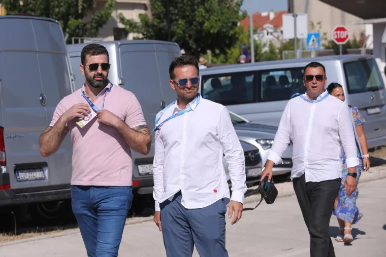 Veseli i raspoloženi, lijepo im u dolini Neretve: Političari se sjatili na Maraton lađa. Evo tko je sve do&scaron;ao