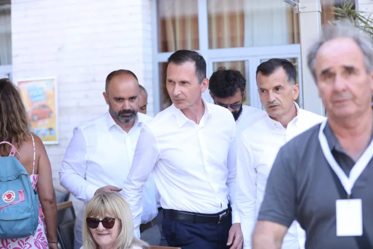 Veseli i raspoloženi, lijepo im u dolini Neretve: Političari se sjatili na Maraton lađa. Evo tko je sve do&scaron;ao