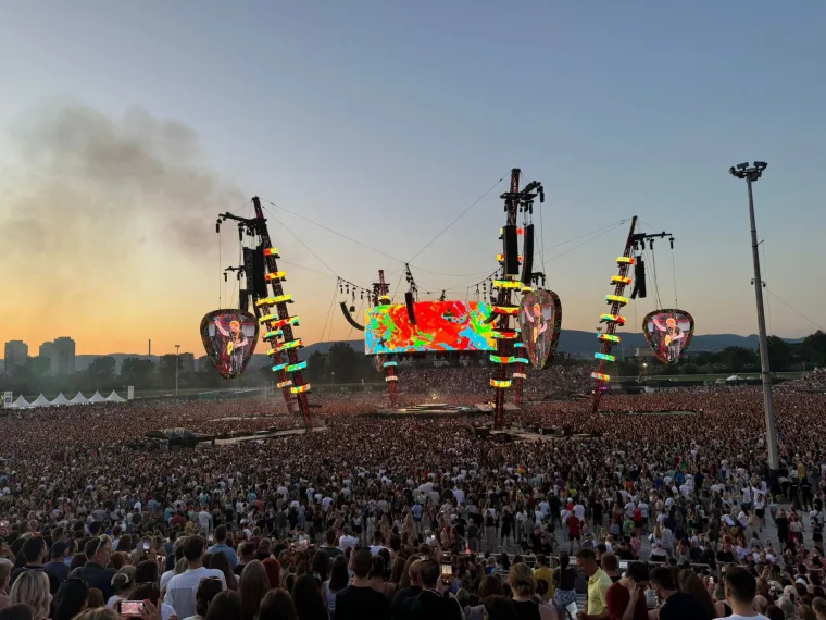  Bio je to koncert o kojem se dugo pričalo i koji je postavio nove standarde za glazbene događaje na otvorenom.