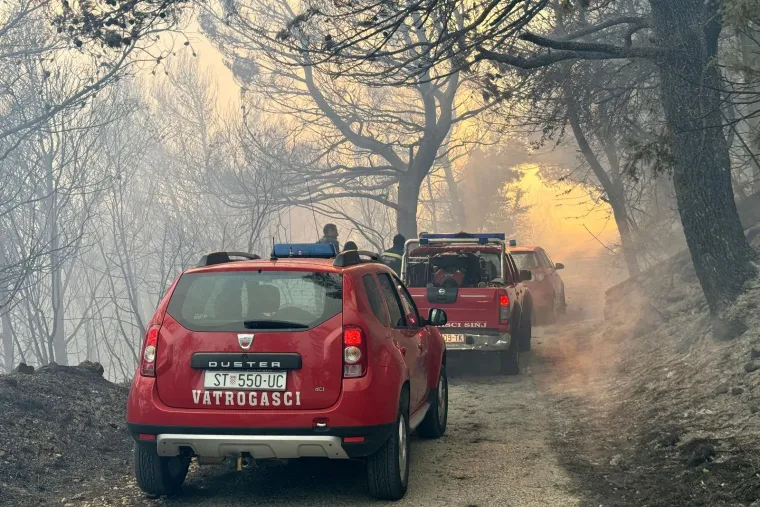 Strašna buktinja kod Solina! Stotine vatrogasaca na terenu, požar guta sve pred sobom