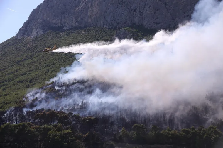 Strašna buktinja kod Solina! Stotine vatrogasaca na terenu, požar guta sve pred sobom