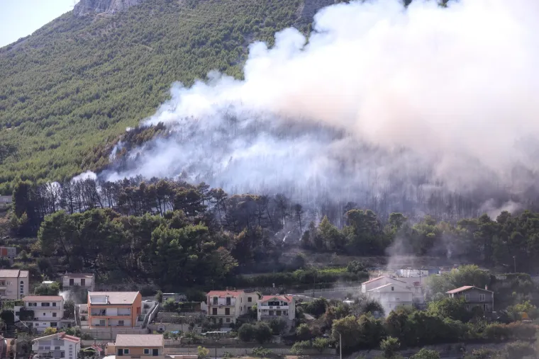 Strašna buktinja kod Solina! Stotine vatrogasaca na terenu, požar guta sve pred sobom