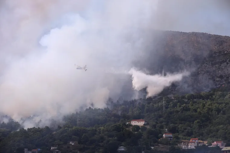 Strašna buktinja kod Solina! Stotine vatrogasaca na terenu, požar guta sve pred sobom